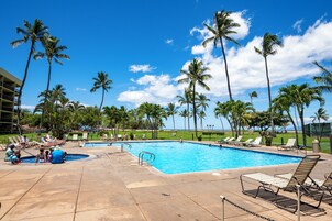 室外游泳池，池畔遮阳伞，日光浴躺椅