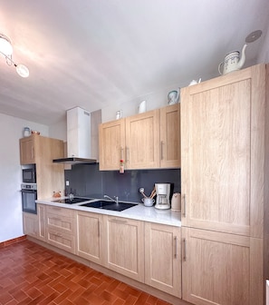 Fridge, microwave, oven, stovetop - Family Home and Nature in Eymoutiers (Eymoutiers)