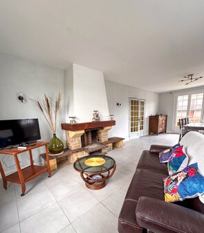 TV, fireplace - Family Home and Nature in Eymoutiers (Eymoutiers)