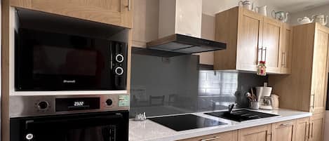 Refrigerador, microondas, horno y parrilla de estufa