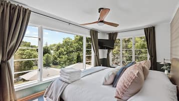 4 habitaciones, escritorio y tabla de planchar con plancha