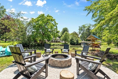 Large Waterfront Cabin W/ Browns Lake Access- EV Charger + Peloton + Prvt Pier