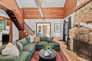 Smart TV, fireplace, video games, books - Large Waterfront Cabin-Browns Lake-Hot Tub, EV, Peloton, Pier (Burlington)