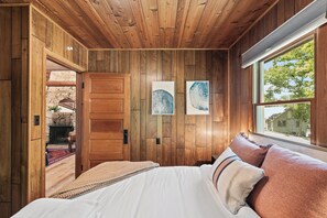 4 bedrooms, desk, iron/ironing board, travel cot - Large Waterfront Cabin-Browns Lake-Hot Tub, EV, Peloton, Pier (Burlington)