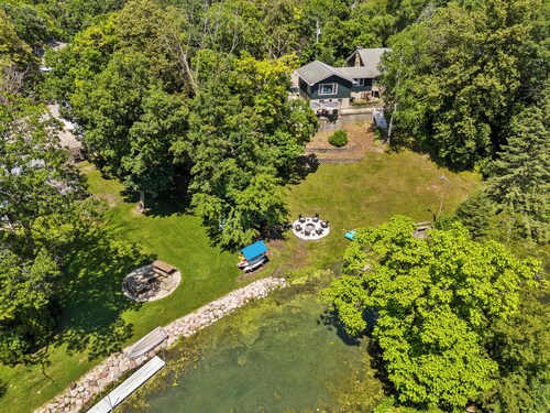 Large Waterfront Cabin-Browns Lake-Hot Tub, EV, Peloton, Pier