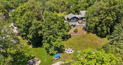 Large Waterfront Cabin-Browns Lake-Hot Tub, EV, Peloton, Pier