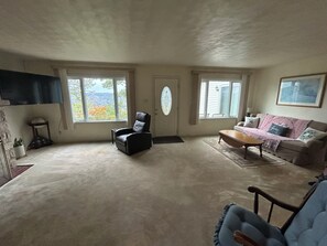 Smart TV, fireplace, offices - Charming 3-bedroom house with AC and WiFi in a very convenient location (Weirton)