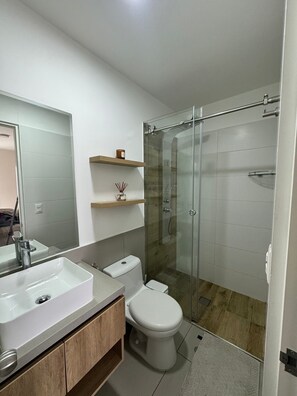 Dusche, Handtücher, Shampoo, Toilettenpapier