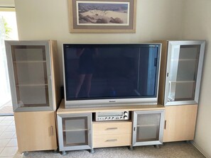 Interior - Cozy 2-bedroom condo with AC and WiFi in delightful Palm Desert (Palm Desert)