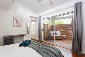1 chambre, bureau, fer et planche à repasser, lit parapluie