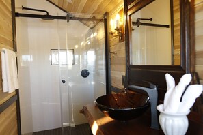 Secador de cabelo, toalhas de banho