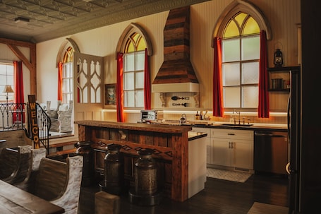 Fridge, microwave, oven, stovetop. Island View Cottage: Waterfront-BBQ-Hottub-AC-Wifi, Island View Cottage