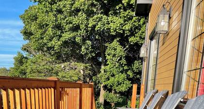 Island View Cottage: Waterfront-BBQ-Hottub-AC-Wifi, Island View Cottage