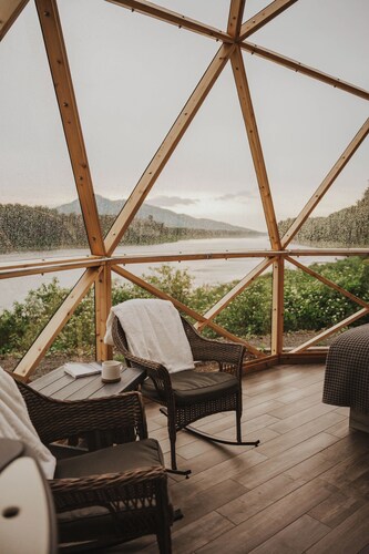 Dôme 4: Waterfront-HotTub-AC-BBQ-Kitchen-Bathroom