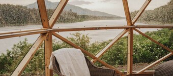 Dôme 4: Waterfront-HotTub-AC-BBQ-Kitchen-Bathroom