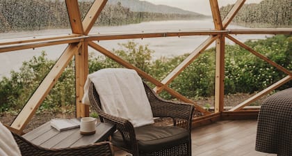 Dôme 4: Waterfront-HotTub-AC-BBQ-Kitchen-Bathroom