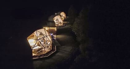 Dôme 5: Waterfront-HotTub-AC-BBQ-Kitchen-Bathroom