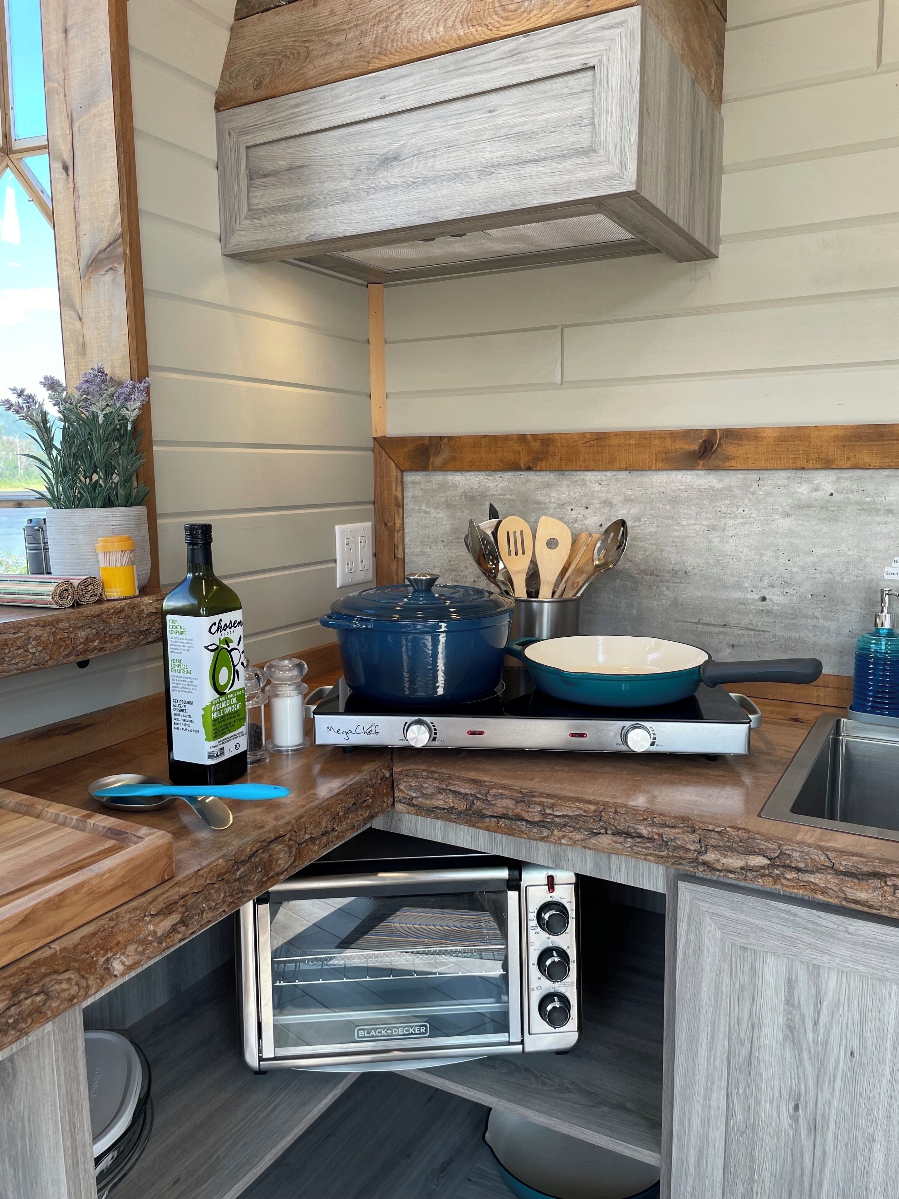 Jääkaappi, mikroaaltouuni, kahvin-/teenkeitin, leivänpaahdin