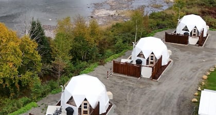 Dôme 6: Waterfront-HotTub-AC-BBQ-Kitchen-Bathroom