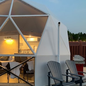 Terrace/patio - Dôme 6: Waterfront-HotTub-AC-BBQ-Kitchen-Bathroom (Flatlands)