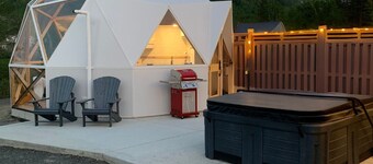 Dôme 6: Waterfront-HotTub-AC-BBQ-Kitchen-Bathroom