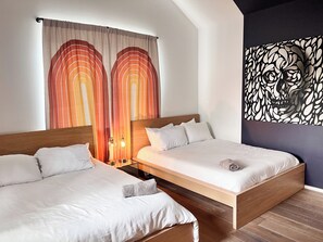 10 bedrooms, free WiFi - Massive Compound 20 Beds-6 min walk (Austin)