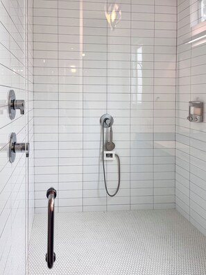 Bathroom - Massive Compound 20 Beds-6 min walk (Austin)