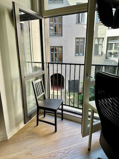 Classical 3 bedroom, 2 bath, minutes walk from Royal Palace, Shopping & Downtown