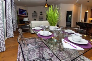 Dining - Serene Spa Valley Home - Family Legoland Zoo Beach (Vista)