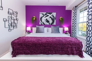 3 habitaciones, escritorio y tabla de planchar con plancha 