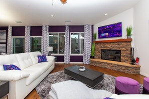 Smart TV, fireplace - Serene Spa Valley Home - Family Legoland Zoo Beach (Vista)