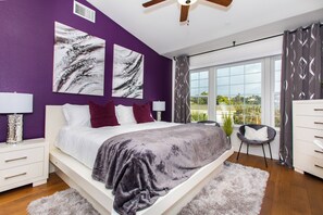 3 soverom, skrivebord, strykejern/-brett og reiseseng for barn