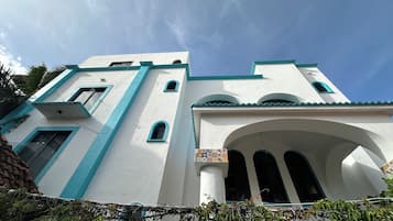 Vista frontal de la propiedad