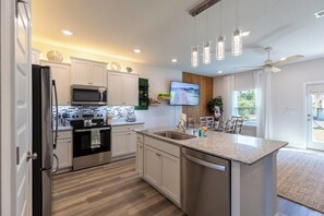 Geladeira, micro-ondas, fogão, cooktop