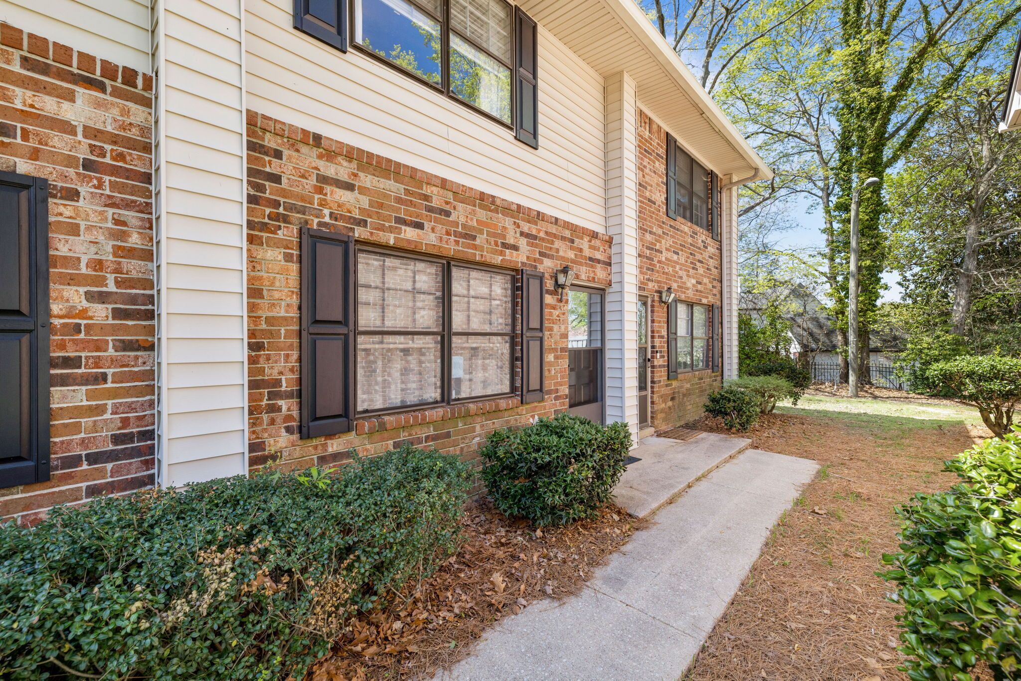 16+ day Quiet 2/1.5 condo 5 min from NE Georgia Med Center & Gainesville Square