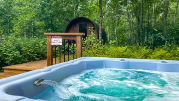 Tina de hidromasaje al aire libre