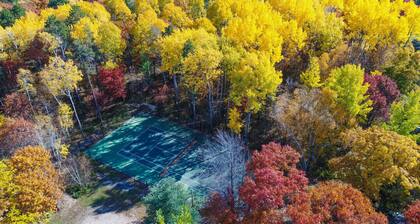 Two-Bedroom House on 5-Acres with Outdoor Hot Tub, Sauna, and Tennis Court (plus extra cabin)