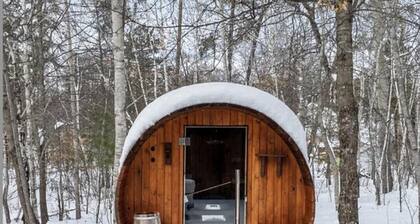 Two-Bedroom House on 5-Acres with Outdoor Hot Tub, Sauna, and Tennis Court (plus extra cabin)