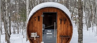2+ Bedroom House on 5-Acres with Outdoor Hot Tub, Sauna, and Tennis Court (Extra Cabin Avail.))