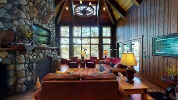 Smart-tv, een open haard, een dvd-speler en tafelvoetbal