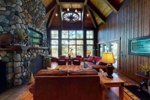 Smart-tv, pejs, dvd-afspiller, bordfodbold