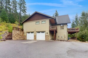Exterior - Mtn-view cabin with private hot tub, game room, firepit, large deck, fireplaces (Ronald)