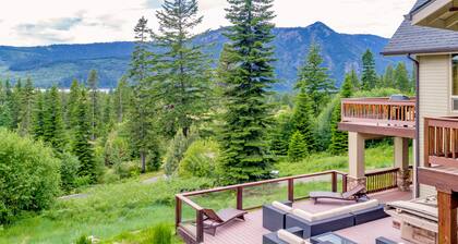 Mtn-view cabin with private hot tub, game room, firepit, large deck, fireplaces
