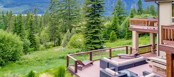 Mtn-view cabin with private hot tub, game room, firepit, large deck, fireplaces