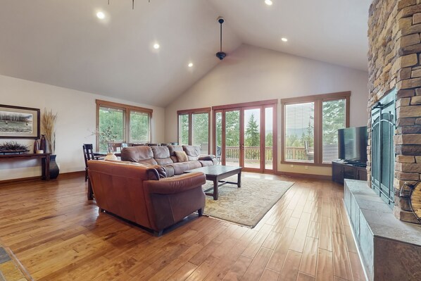 Fernseher, Kamin, Tischtennisplatte