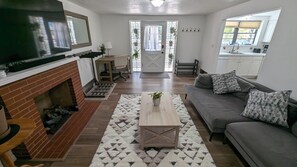 Smart TV, fireplace - Ski trip or U of U 2-bedroom apartment in Salt Lake City with AC, WiFi (Salt Lake City)