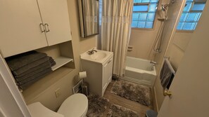 Hair dryer, towels, soap, shampoo - Ski trip or U of U 2-bedroom apartment in Salt Lake City with AC, WiFi (Salt Lake City)