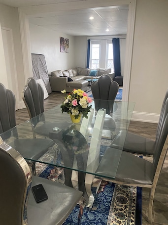 Dining. Large Downtown Apartment – Perfect for 4–5 People