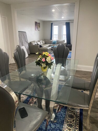 Large Downtown Apartment – Perfect for 4–5 People