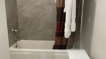 Handtücher, Seife, Shampoo, Toilettenpapier